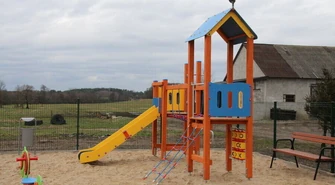 W Poraju i Piekarach powstały place zabaw z siłowniami