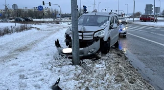 Kierowca uderzył w słup oświetleniowy
