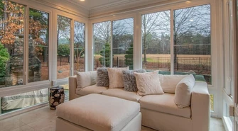 Dodatkowe przeszklenia doświetlające dom – aspekty prawne i techniczne