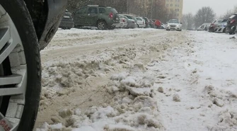 Jazdę utrudniają śnieg i błoto pośniegowe