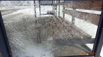 Dewastacja wiat przystankowych znów przybiera na sile