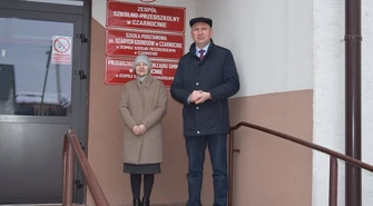 Trzy ciężarówki z pomocą naukową dla dzieci ze szkół w gminie Czarnocin