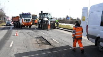 Drogowcy naprawiają piotrkowskie drogi po zimie