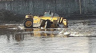 Sprzęt budowlany wpadł do Pilicy