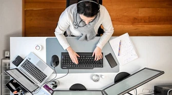 Kobiety na rynku pracy: mniej zarabiają, zajmują się domem kosztem pracy