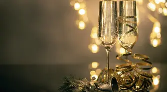 Jak wybrać niespodziankę na rocznicę znajomych?