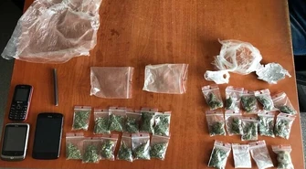 Narkotyki w lodówce, plastikowym stołku i szafie