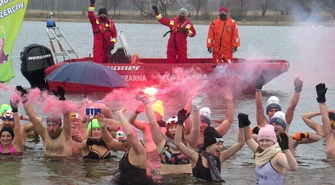 Pomaganie przez morsowanie. Morsy z Piotrkowa i regionu wspierają chorego Patryka