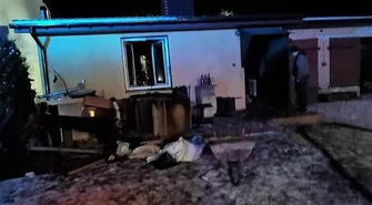 Jedna osoba ranna po pożarze domu. Strażacy apelują