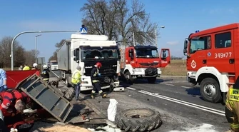 Ciężarówka wjechała w traktor. Kierowca nie żyje
