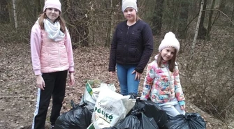 Dzieci z własnej inicjatywy posprzątały las