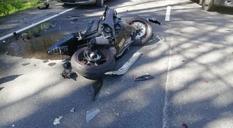 Zderzenie osobówki z motocyklem. Nie żyje 19-latka