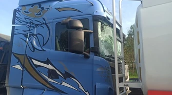 Zderzenie z udziałem cysterny przewożącej tysiące litrów paliwa