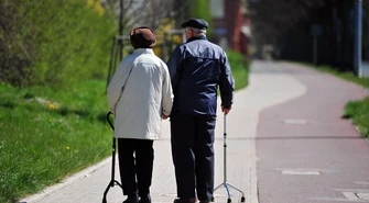 Super Express: 58 proc. Polaków wierzy, że rząd wprowadzi emerytury do 2500 zł bez podatku