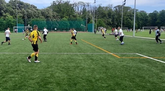 Trudne przeprawy faworytów w lidze piłkarzy-amatorów