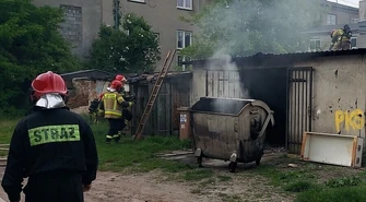 Trzy zastępy straży gasiły ogień przy Garncarskiej