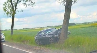 BMW uderzyło w drzewo