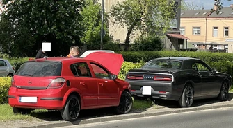 Kolizja w Piotrkowie. Zderzenie dodge’a i opla