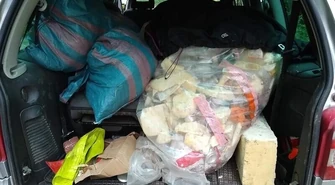 Wyrzucał śmieci do lasu, zapłacił mandat