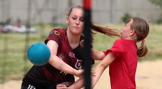 Młode piłkarki z Piotrkowa wygrały turniej plażowej piłki ręcznej (galeria)