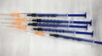 Wykonano ponad 24,3 mln szczepień przeciw COVID-19, w pełni zaszczepionych 9,6 mln osób