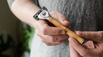 Prezent na Dzień Ojca? Może elegancka maszynka do golenia z bambusową rączką?