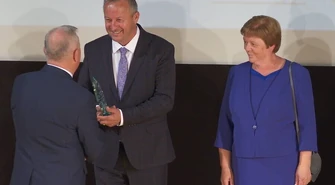 Burmistrz Wolborza otrzymał nagrodę "Człowiek Człowiekowi 2020"