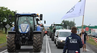 Agrounia zablokowała drogę między Piotrkowem a Srockiem (FILM, GALERIA)