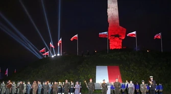 Premier: Myli się katów z ofiarami, przypisując odmienne role tym, którzy bronili człowieczeństwa