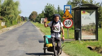 Pieszo z kotem dotarł do Piotrkowa spod białoruskiej granicy