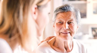 Praca w opiece seniora – czy to się opłaca?