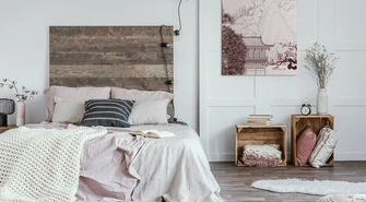 Sypialnia w stylu rustykalnym – jakie ozdoby na ścianę?