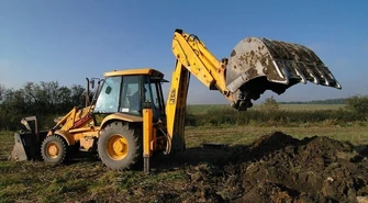 Zerwał kable jadąc koparką. Miał 2,5 promila