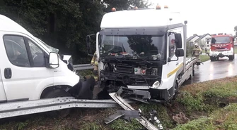 W wyniku czołowego zderzenia dwie osoby trafiły do szpitala