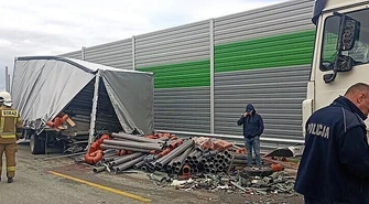 Trzy tiry i samochód dostawczy zderzyły się na A1