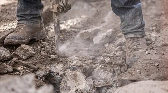 Czym charakteryzują się buty robocze i kiedy należy się w nie zaopatrzyć?