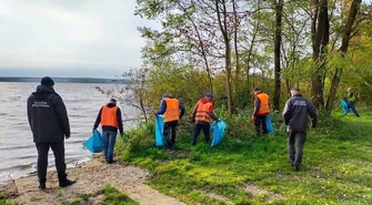 Więźniowie sprzątali brzegi zalewu