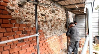 Co z murami obronnymi?