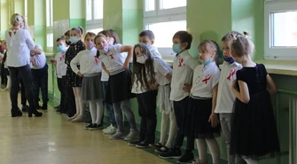 Uczniowie i nauczyciele o 11:11 wspólnie uczcili Niepodległą