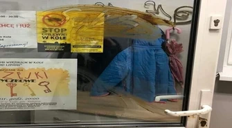 Kto wymazał drzwi kałem?