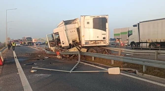 TiR uderzył w barierki