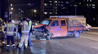 Dwa samochody zderzyły się na ruchliwym skrzyżowaniu