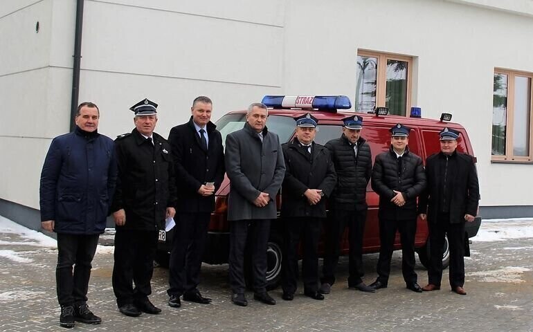 OSP Majków Mały z nowym pojazdem