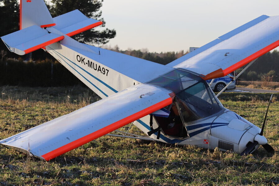 Awaryjne lądowanie awionetki. Są straty