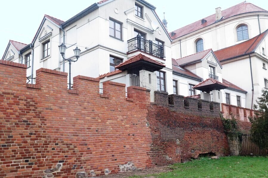Odrestaurowali ale nie w całości... Co dalej z murami obronnymi na placu Niepodległości