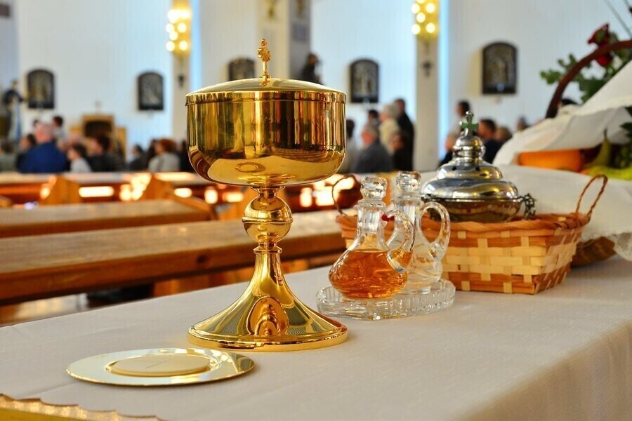 Zakażony COVID-19 uczestniczył w mszach świętych