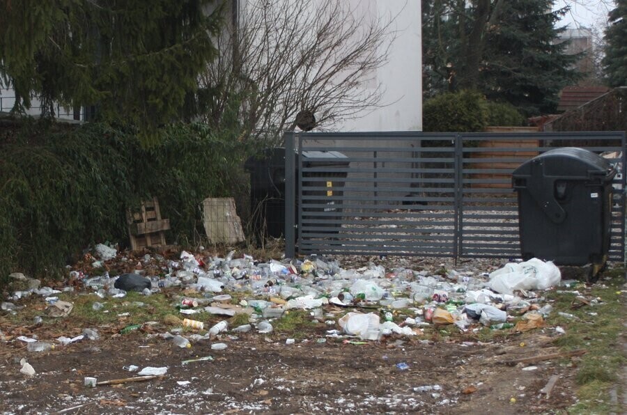 Wysypisko śmieci w centrum miasta