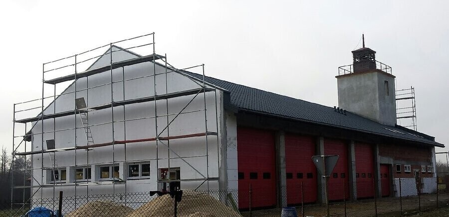 Kolejny etap prac przy budowie strażnicy Ochotniczej Straży Pożarnej w Dąbrowie nad Czarną dobiegł końca