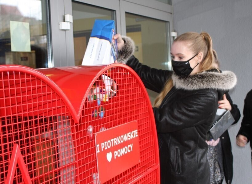 Serce pomocy przed piotrkowską filią UJK