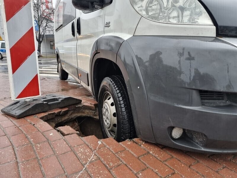 Zapadła się studzienka telekomunikacyjna